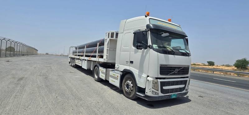 Semi trailer heavy cargo transport