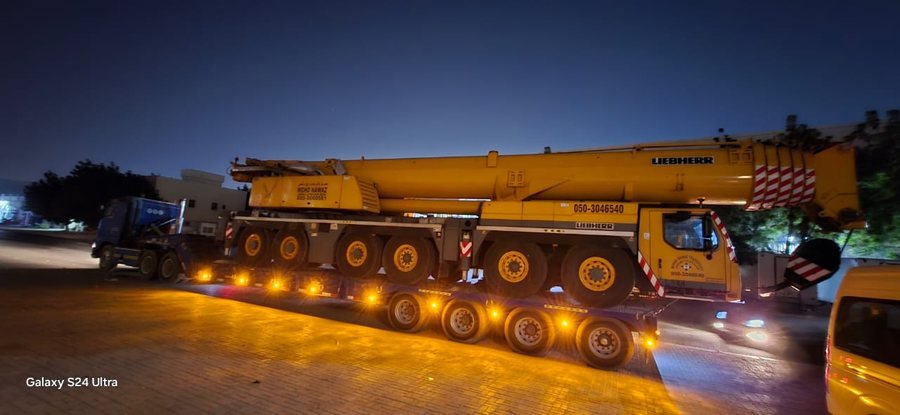 Mobile crane night transport
